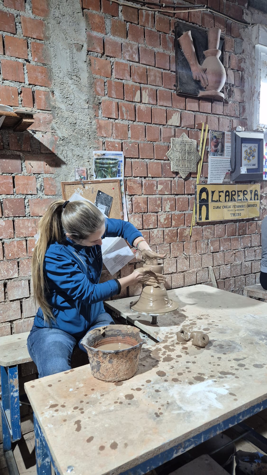 Proceso artesanal de cerámica tradicional española